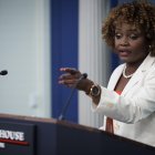 La portavoz de la Casa Blanca, Karine Jean-Pierre, fue registrada este martes, 19 de diciembre, durante una rueda de prensa, en Washington DC (EE.UU).