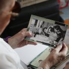 Eugenia Moraga observa una fotografía de ella junto a su hijo, Rodrigo Palma, durante una entrevista con EFE el 13 de diciembre 2023, en Santiago (Chile)