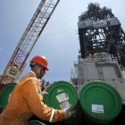 Labor.- Un trabajador en una empresa petrolera.