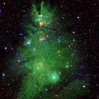 Observatorios astronómicos de la Nasa han captado un conjunto de estrellas jóvenes, situadas a unos 2.500 años luz de la Tierra, y ha realzado los colores y figuras que forman este conjunto de luces para compararlo con un árbol de Navidad.

El "Cúmulo del Árbol de Navidad", como fue bautizado popularmente el conjunto de estrellas que forman "NGC 2264", está compuesto por cerca de cuarenta estrellas jóvenes y gases, y sus colores forman un "árbol cósmico" de luces y colores muy brillantes.

La imagen, captada por el observatorio de rayos X "Chandra" de la Nasa, fue distribuida a través de las redes sociales por la administración aeronáutica estadounidense y en pocas horas se ha viralizado hasta alcanzar hoy casi dos millones de reenvíos o 7,5 de "me gusta" en la red social X (antes twitter).

Las estrellas que forman este "árbol de Navidad" son todas jóvenes, con edades comprendidas entre 1 y 5 millones de años y están localizadas en la constelación de "Monoceros", en la Vía Láctea, a unos 2.500 años luz de la Tierra, según los datos de la Nasa, que ha precisado que tienen tamaños muy variados.

Algunas de las estrellas del "árbol" tienen apenas una décima parte del Sol, pero otras suman una masa que multiplica por siete la del Sol.

La nueva imagen que ha difundido la Nasa en una versión animada de esta curiosidad realza aún más el parecido de este cúmulo con un popular árbol navideño, con luces azules y blancas que parpadean y que emiten los rayos x que han podido ser captados por el citado Observatorio.

Esas luces se completan con otros datos ópticos que muestran el gas del cúmulo formando una gran nebulosa verde, que la Nasa ha comparado con las agujas de un pino, mientras que los datos infrarrojos muestran varias estrellas en un primer plazo y un fondo en blanco.

Las estrellas jóvenes como las que forman este "árbol" son volátiles y sufren fuertes llamaradas en rayos X y otros tipos de variaciones que se observan con distintos tipos de luz, pero la Nasa ha advertido de que las variaciones coordinadas y parpadeantes que se han mostrado en la animación son artificiales y que se ha hecho así para enfatizar las similitudes con un árbol de Navidad.

Los parpadeos de esas luces no están en realidad sincronizadas, ha explicado la Nasa, que ha precisado que esas luces están relacionadas con los campos magnéticos e incluyen llamaradas como las que experimenta el Sol, aunque mucho menos potentes, además de puntos calientes y regiones oscuras en las superficies de las estrellas que entran y salen de la vista a medida que las estrellas van girando.

La imagen que la Nasa ha logrado viralizar se ha realzado mediante la rotación de la imagen y la elección de los colores, para situar en la cúspide la forma cónica del árbol.