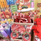 Una variedad de productos se ofertan en la feria navideña a cómodos precios.