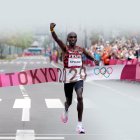 Éxito. El maratonista keniano Eliud Kipchoge es el tercer hombre que revalida el título de la disciplina en unos Olímpicos.
Sapporo (Japan), 08/08/2021.- Eliud Kipchoge of Kenya reacts while crossing the finish line first to win the Gold medal in the Men"s Marathon during the Athletics events of the Tokyo 2020 Olympic Games at the Odori Park in Sapporo, Japan, 08 August 2021. (Maratón, Japón, Kenia, Tokio) EFE/EPA/KIMIMASA MAYAMA