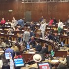 Al fondo, la asambleísta Ana Galarza gesticula y reclama a los legisladores del correísmo.