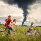 Una imagen de una niña en bicicleta junto a dos amigas en un prado en el noroeste de Ucrania, es la ganadora del concurso internacional en el que el Unicef en Alemania elige la mejor foto del año.