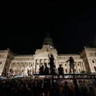 Docenas de personas participan en una manifestación contra las medidas anunciadas hoy por el presidente Javier Milei, frente al Congreso de la Nación en Buenos Aires (Argentina).