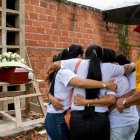 Un grupo de personas reunido para darle sepultura a los restos de un familiar en Montañita, en el sureño departamento de Caquetá (Colombia).