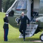El presidente estadounidense, Joe Biden, sale del Marine One en el jardín sur de la Casa Blanca en Washington, DC, el 19 de diciembre de 2023.