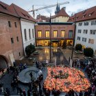 La gente rinde homenaje frente al edificio principal de la universidad tras un tiroteo masivo en el edificio de la Facultad de Filosofía de la Universidad Carolina en el centro de Praga, República Checa, el 22 de diciembre de 2023.