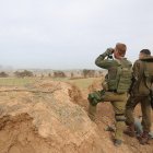 Soldados israelíes observan con prismáticos la Franja de Gaza desde el sur de Israel, el 21 de diciembre de 2023.