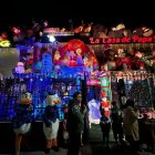 Ícono. Lo extravagante que resulta los arreglos de la casa de Papá Noel llama la atención de los habitantes de Latacunga.