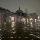 El agua del Elba es empujada hacia el mercado de pescado de Hamburgo durante una inundación tormentosa en Hamburgo, Alemania, el 21 de diciembre de 2023.