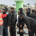 Salvamento Marítimo ha rescatado en las últimas horas a 248 migrantes que viajaban en cinco embarcaciones precarias y los ha desembarcado en Lanzarote y Gran Canaria.