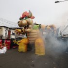 Figuras. El personaje Bowser de la película "Mario Bros" ya recibe visitas en las calles Capitán Nájera y 20.