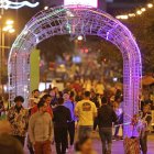 Personas recorren decoraciones navideñas, el 19 de diciembre del 2023, en Quito.