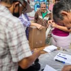 Ciudadanos de Venezuela asisten a puestos de votación.