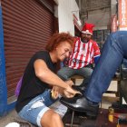 Davis sorprendió a su padre: decidió ayudarle a betunar varios pares de zapatos.