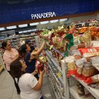 Supermercado. Un grupo de clientes del supermercado Megamaxi, en Mall de Sol, en Guayaquil, miran las opciones de panes de Pascua.