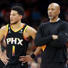 Monty Williams (d) es el conductor de un equipo que naufraga.