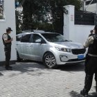 Policías se han ubicado en los exteriores de la Embajada de México en el norte de Quito.