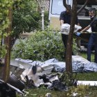 Profesionales del Instituto de Medicina Legal trabajan en la zona donde se accidentó una avioneta, en Jaboticabal, estado de Sao Paulo (Brasil).
