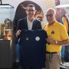 Jorge Delgado (d) entregó una camiseta de la delegación tricolor a Andrés Guschmer.