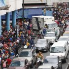 Olmedo. En esta calle se veía cientos de personas realizando compras.