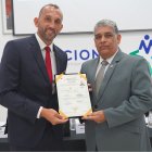 El exalbo, actualmente de 39 años, junto al superintendente de Migraciones, Armando García.