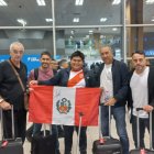 El DT uruguayo (i) a su salida de Perú por las festividades.