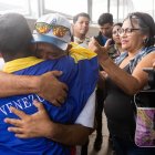 John Álvarez (2i) abraza a su hijo, el estudiante universitario John Álvarez (i), luego de que este saliera en libertad de un centro de reclusión de la Policía Nacional Bolivariana (PNB) hoy, en Caracas (Venezuela). Las autoridades de Venezuela liberaron este sábado a Álvarez, preso desde el pasado 30 de agosto -acusado de conspiración y asociación para delinquir-, tras lo cual fue sometido a "torturas", según organizaciones de derechos humanos.