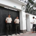 Uniformados resguardan la Embajada de México en Ecuador en donde se refugia Jorge Glas desde hace más de una semana.