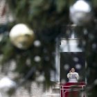 El papa Francisco pidió este domingo en ocasión de la Navidad "no confundir la fiesta con el consumismo" y pensar en aquellas poblaciones que sufren la guerra como Palestina, Israel y Ucrania, durante el rezo del ángelus en la plaza de San Pedro.