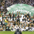 Juan Luis Anangonó en las celebraciones con su equipo, tras la consecución del título del torneo guatemalteco.