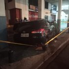 Un vehículo se impactó con una vivienda en las calles 10 de Agosto y Esmeraldas.