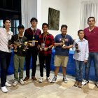 Los profesores Víctor Montoya (d) y Manuel Montoya (i) condecoraron al mejor futbolista, mejor portero, mejor gol, de su academia de fútbol.