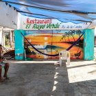 La tristeza por la escasez de turismo se apodera de los habitantes de las playas mexicanas de Acapulco, donde negocios se mantienen cerrados tras casi dos meses del huracán Otis