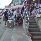 Aceras. Las que fueron regeneradas ni se lucen. Las veredas no dan paso al peatón, sino que son ocupadas por los vendedores informales.