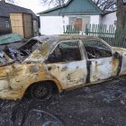 Un automóvil destrozado por la guerra en las cercanías de Márinka, en el Donbás, en el este de Ucrania.