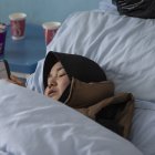 El brote de enfermedades respiratorias que afectó a China en el último mes, entre las que se incluyen la covid-19, experimentó una significativa tendencia a la baja.