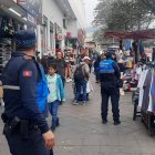 Rol. Los agentes sancionan a los vendedores que no tienen permisos.