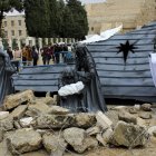 Un nacimiento muestra al Niño Jesús entre escombros este domingo en Belén (Cisjordania ocupada), en solidaridad con los niños que mueren por los bombardeos en Gaza.