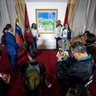 Diputados de la Asamblea Nacional se toman con un nuevo mapa de Venezuela al que se le añade al Esequibo.