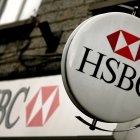 ARCHIVO - 11 de diciembre de 2012: HSBC, banco con sede en Reino Unido han acordado una solución 1,9 USD con autoridades de Estados Unidos después de haber admitido pobres reglamentos internos y controles en el lavado de dinero de los cárteles de la droga y países sujetos a sanciones de la ONU CALLE, Reino Unido - 03 de marzo: El logo de HSBC se muestra fuera de una sucursal de HSBC, el 3 de marzo de 2008 en la calle, Reino Unido. HSBC, el mayor banco del Reino Unido, ha dicho que ha hecho una pérdida 8.7bn GBP, después de la caída del mercado inmobiliario de Estados Unidos alcanzó el valor de sus préstamos. Las pérdidas del banco se dice que son el mayor rebaja de del Reino Unido cinco grandes, ya que tiene una gran cantidad de negocios y operaciones en los EE.UU., sin embargo sus beneficios anuales todavía subieron un 10 por ciento a 12.2bn GBP, más que el año anterior. (Foto por Matt Cardy / Getty Images). FILE - DECEMBER 11, 2012: UK based bank HSBC have agreed a 1.9 USD settlement with US authorities having admitted poor internal regulations and controls in laundering money from drug cartels and countries subject to UN sanctions STREET, UNITED KINGDOM - MARCH 03: The HSBC logo is displayed outside a branch of HSBC on March 3 2008 in Street, United Kingdom. HSBC, the UK"s largest bank, has said it has made a 8.7bn GBP loss, after the decline in the US housing market hit the value of its loans. The bank"s losses are said to be the biggest write-down of the UK"s big five because it has a lot of business and operations in the USA, however its annual profits still rose 10 percent to 12.2bn GBP, up from the year before. (Photo by Matt Cardy/Getty Images).