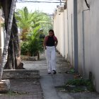 1. Efecto. Los callejones suelen pasar vacíos y durante las noches muchos están a oscuras. Las personas pasan a toda velocidad por ellos para evitar los asaltos.