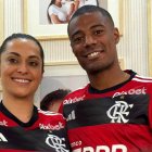 Nicolás de la Cruz y su esposa ya lucieron la camiseta del Flamengo.