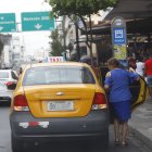 Transporte. Una usuaria toma un taxi en el centro de ciudad de Guayaquil.