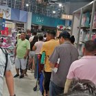 Juguetería. La larga fila del domingo 24 de diciembre para pagar.