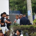 La esposa (con abrigo) acompañada de sus familiares contó cómo recibió la fatal noticia del asesinato del padre de sus hijas.