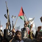 Hutíes protestan contra la operación multinacional para salvaguardar el transporte marítimo en el Mar Rojo, en Sana, en una imagen del 22 de diciembre de 2023.