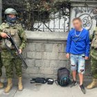 El informe detalla que el sospechoso llevaba una mochila negra y en el interior se encontraron nueve municiones.