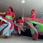Un grupo de mujeres baila bullerengue durante una presentación, el 9 de diciembre de 2023, en San Juan Nepomuceno, en el norteño departamento de Bolívar